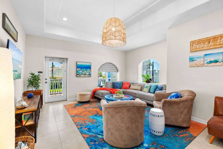 Child-friendly pleasant vacation home with pool, yard & patio | Beach nearby | Dogs allowed — photo 4