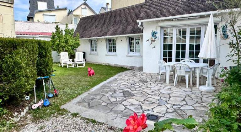 Vacation home with patio, garden & grill in Touques