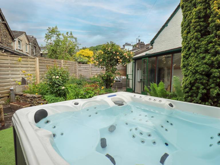Cottage with yard & jacuzzi in Ambleside