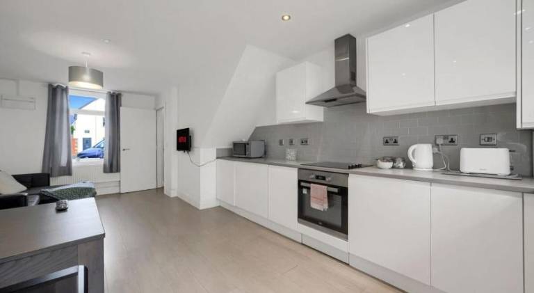 3Bedroom Home Near Cardiff Central with Garden — photo 4