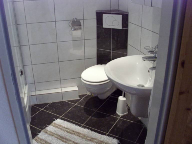 Family-oriented pleasant rental apartment with barbeque, yard & patio | Close to the beach | Pet-friendly — photo 4