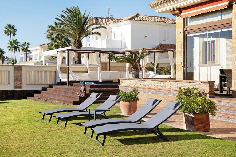 Villa "Carolina Beach House" with Sea View, 2 Private Terraces & Wi-Fi — photo 2