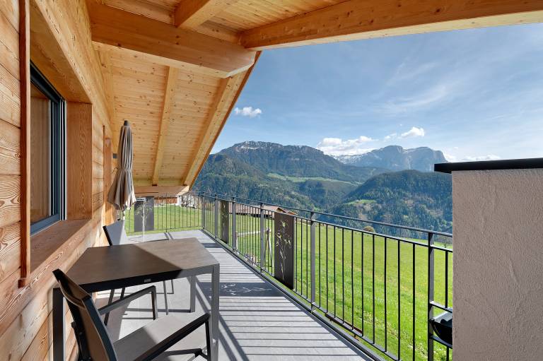 Holiday Apartment 'Platiederhof Apt Tschöfas' with Mountain View, Terrace & Wi-Fi in Villandro