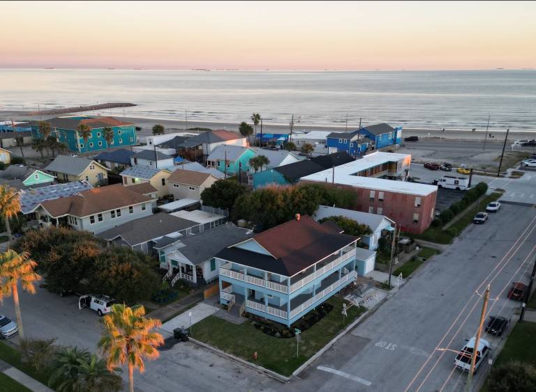 Family-oriented rental apartment with sauna, yard & jacuzzi | Water view | Close to the beach | Perfect for remote work | Pets allowed in Galveston, TX