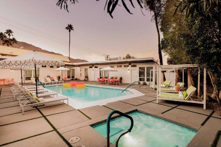2 Rooms, Sleeps 8 Retro Hotel w/ Pool Wesley King Studio Buyout by Avantstay — photo 3