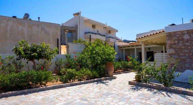 House with patio & garden — photo 4