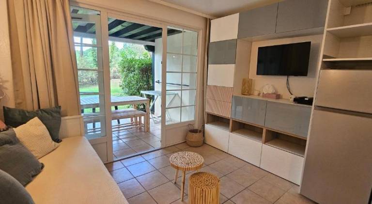 Apartment with pool — photo 2