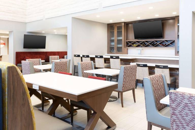 Hampton Inn & Suites by Hilton Santa Rosa Sonoma Wine Country — photo 5