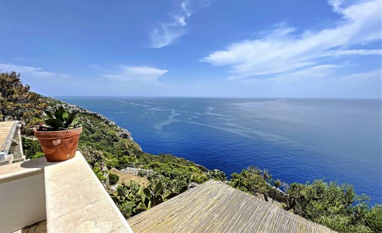 Large villa with outdoor jacuzzi over the sea — photo 5