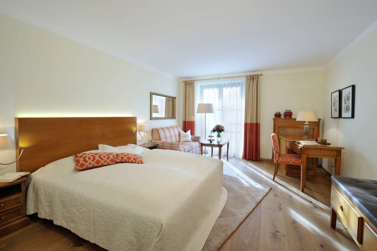  mit Hund in Chieming, Chiemsee, Deutschland