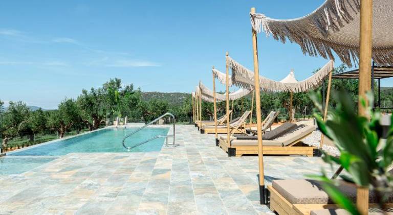 Apartment with garden, pool & patio in Trifylia