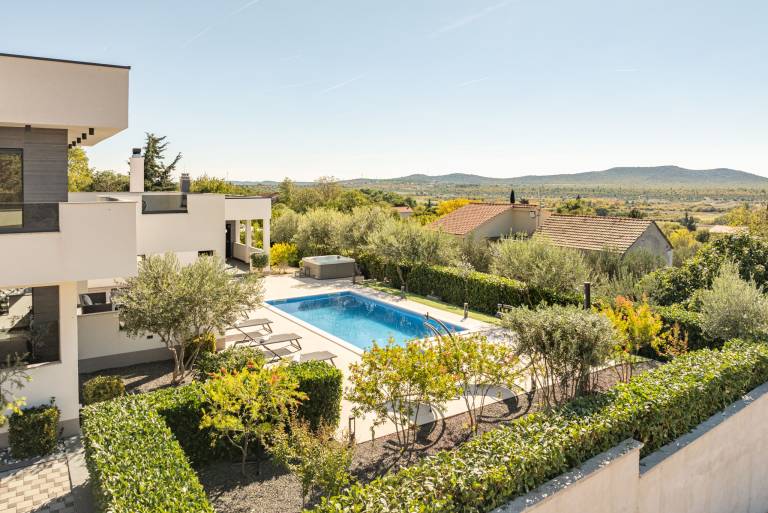 Villa with private pool, jacuzzi & barbeque — photo 2