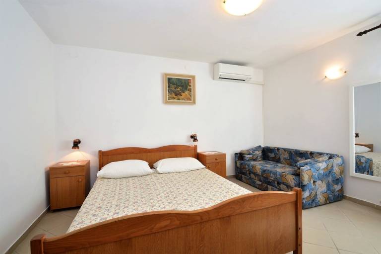 Rental apartment with barbecue, garden & patio | Pet-friendly in Mali Losinj