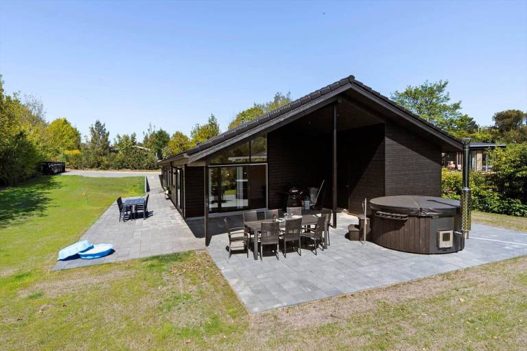 Family-oriented house with sauna, terrace & hot tub | Pet-friendly in Ebeltoft