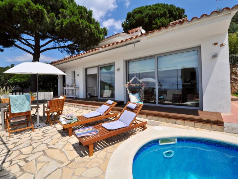 Fully equipped house with private pool, BBQ & yard | Dogs allowed — photo 4