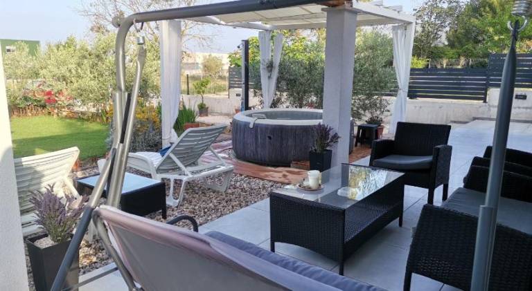 Villa with hot tub in Novigrad