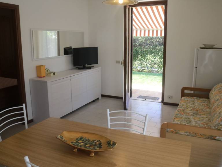 Holiday apartment with yard, pool & terrace — photo 3