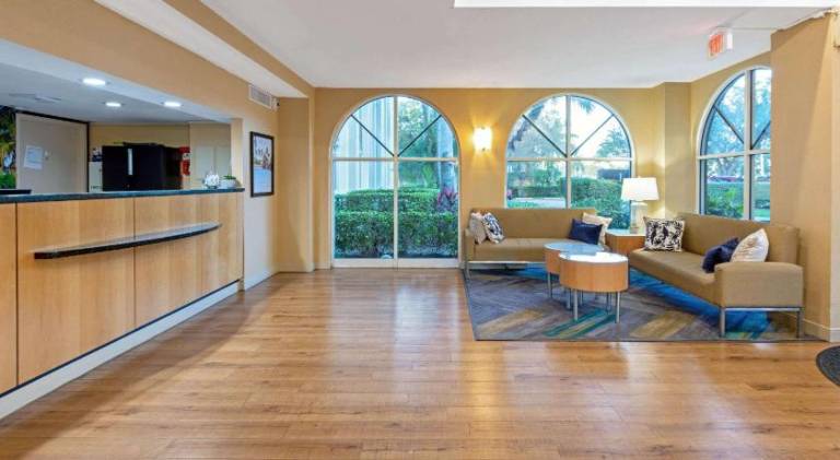 La Quinta Inn & Suites by Wyndham Coral Springs South — photo 2