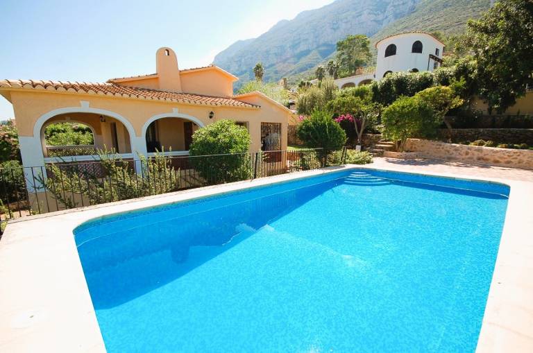 Villa with grill, terrace & yard | City view — photo 3