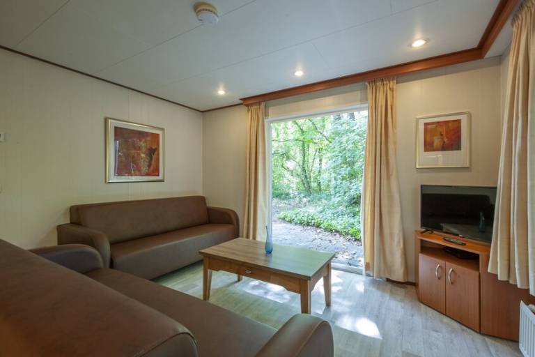 Chalet with terrace, heated pool & garden — photo 4