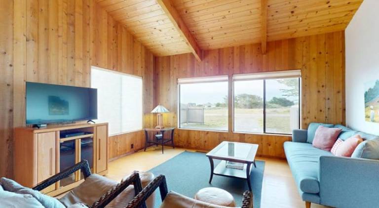 Vacation home with hot tub — photo 2