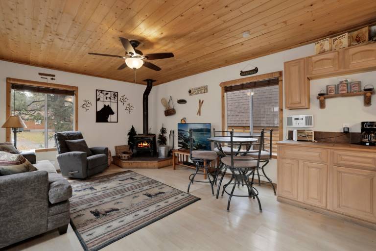 Cabin with pool & barbeque | Mountain view — photo 2