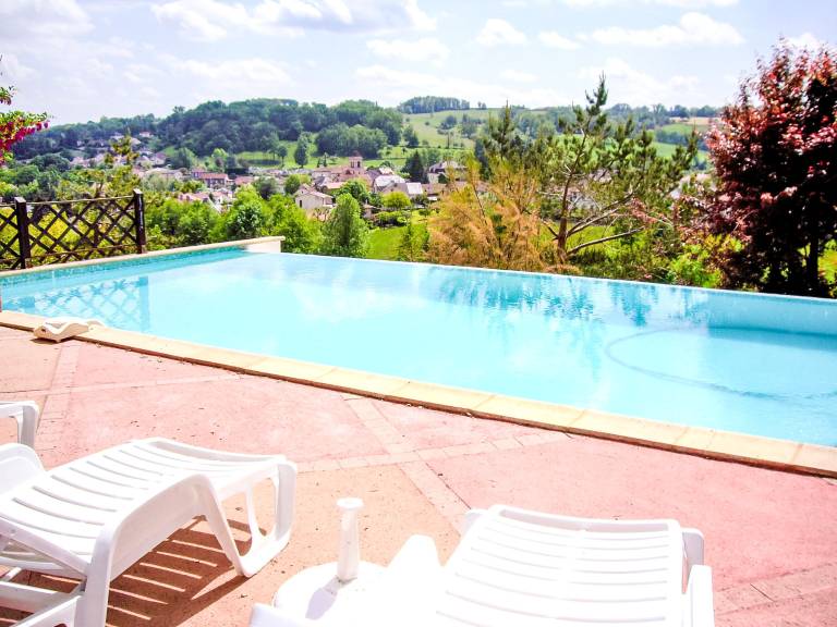 Fully equipped vacation home with terrace, private pool & yard | Pets are welcome — photo 2