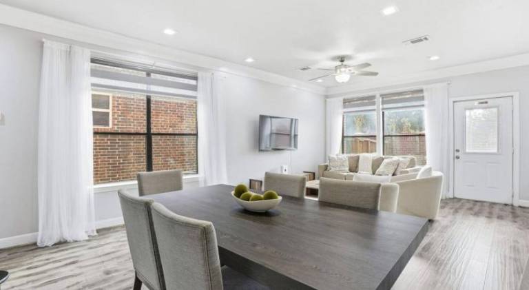 O22B Southwest Houston 1BR King Bed Pet Friendly Fast WiFi — photo 2
