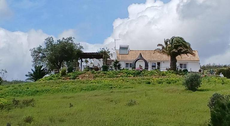 Vacation home with terrace & yard in Portimão