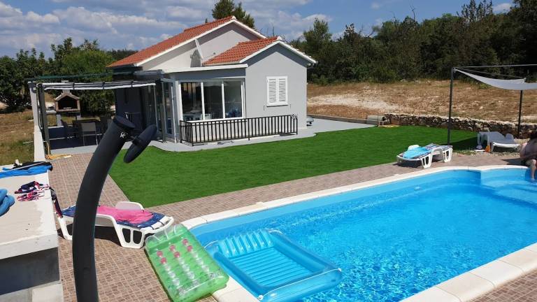 Family-oriented nice house with private pool, barbeque & terrace | Garden view | Pet-friendly in Makarska