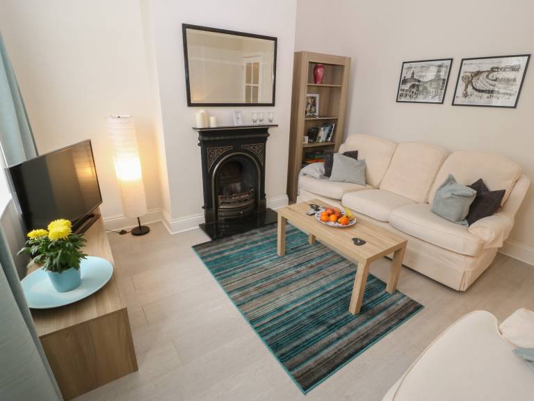 Child-friendly charming cottage with patio & yard | Pets allowed — photo 4