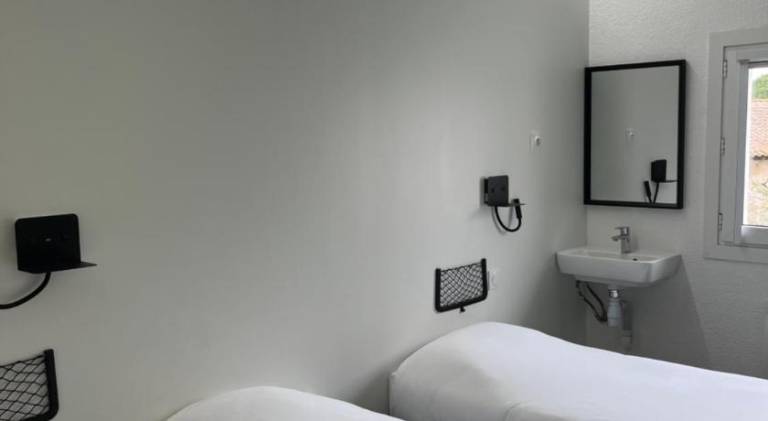 Unisotel Bollene A7 Ex-Hotel F1 — photo 2