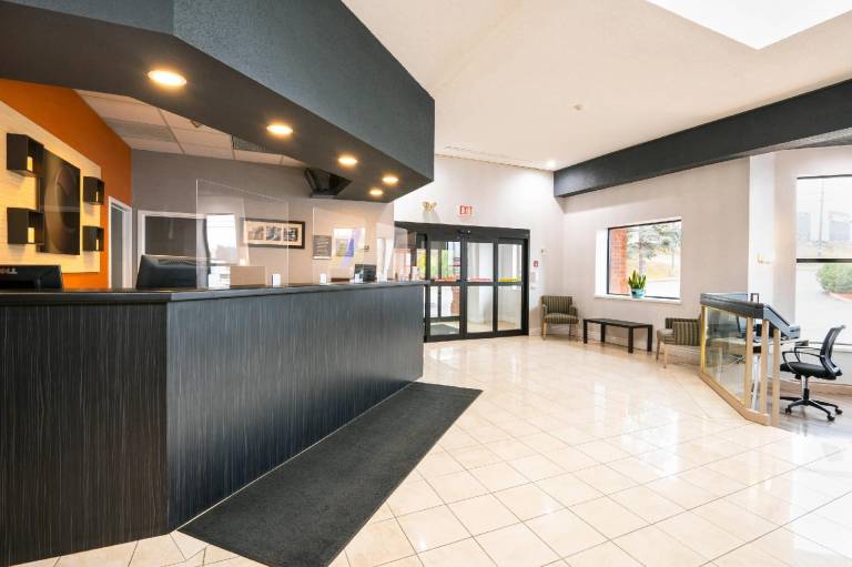Comfort Hotel & Suites — photo 4