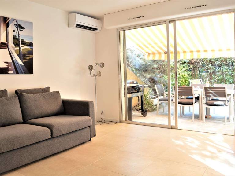 2-Room Apartment with AC, Garden, Parking Near the Sea — photo 4