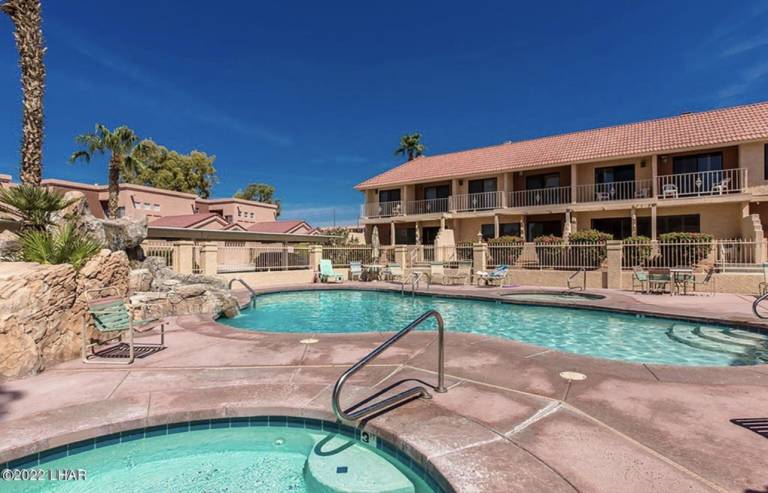 House with hot tub — photo 3