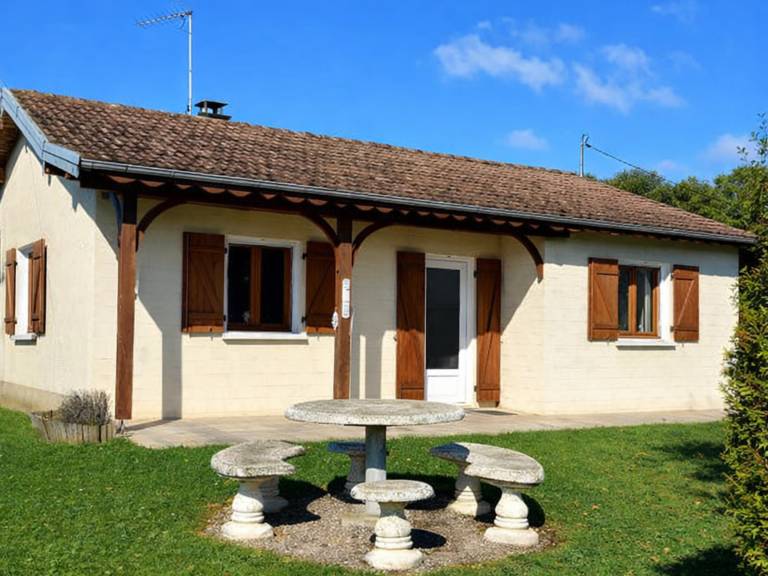 Cottage with yard & barbecue in Vesoul