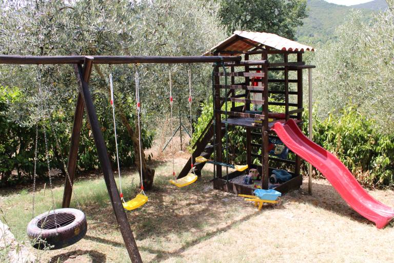 Casolare in pittoresco paesaggio collinare