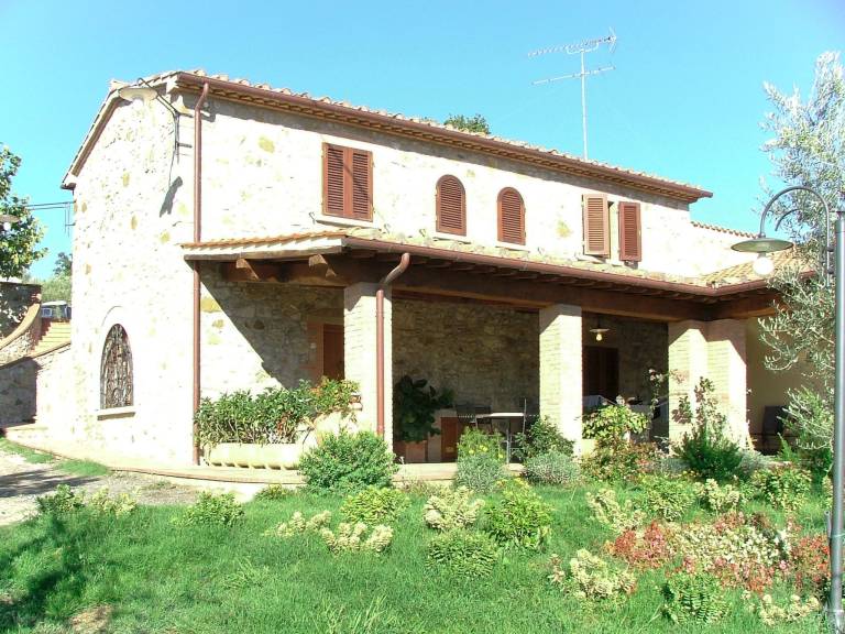 Holiday apartment with pool, garden & patio | Pets allowed — photo 2