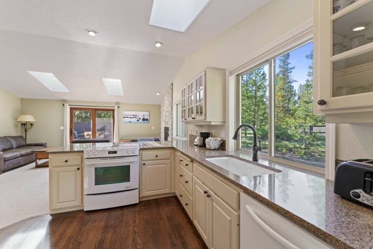 House with barbecue, hot tub & private pool — photo 3