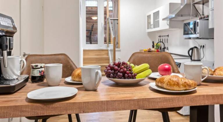 Altstadt - Exklusive 3-Zi-Wohnung fur 6 Personen mit 90 qm, großer Dachterrasse, Parkplatz, WLAN — photo 4
