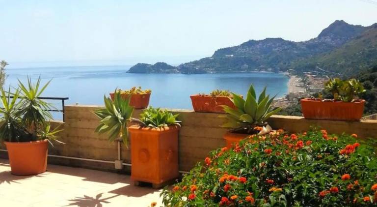 House with 2 rooms for 4 persons in Letojanni