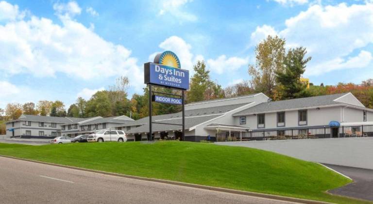 Days Inn & Suites by Wyndham Wisconsin Dells in Wisconsin Dells, WI