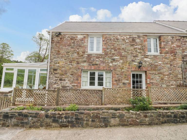 Cottage with garden — photo 2