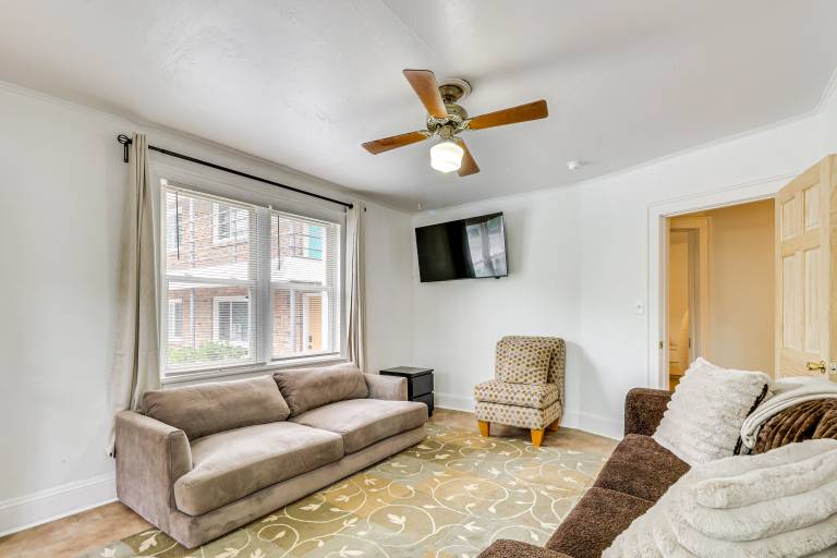 Stroll to Shore: Quaint Condo w/ Deck in Norfolk — photo 4