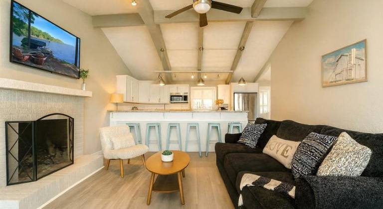 Beautiful vacation home with jacuzzi | Suitable for remote work | Pet-friendly in Mooresville, NC