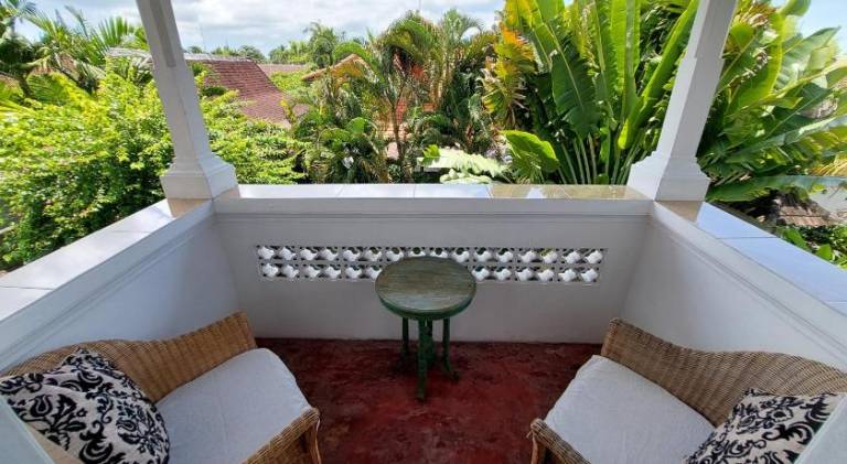 Villa with pool — photo 4
