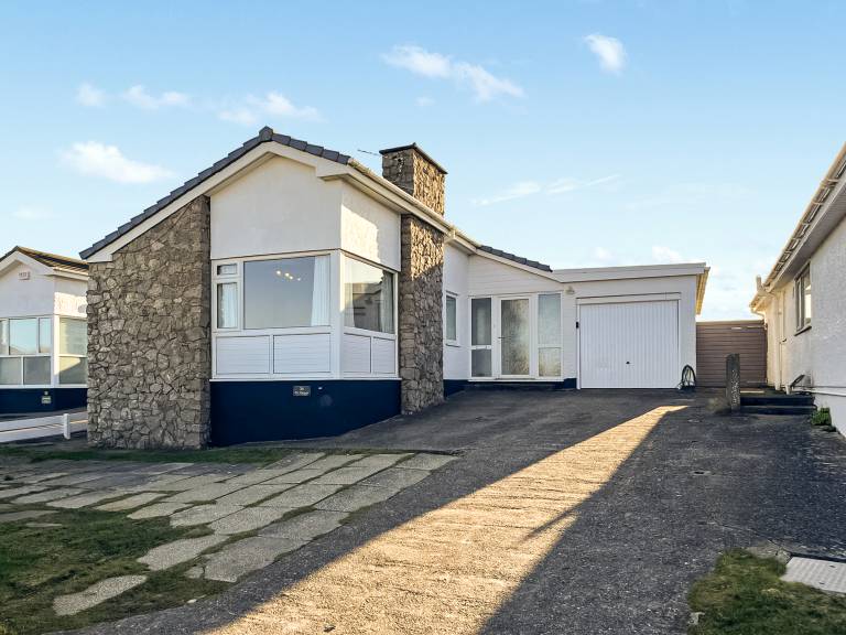 Family-friendly wonderful cottage with yard | River view | Beach nearby | Dogs allowed in Holyhead