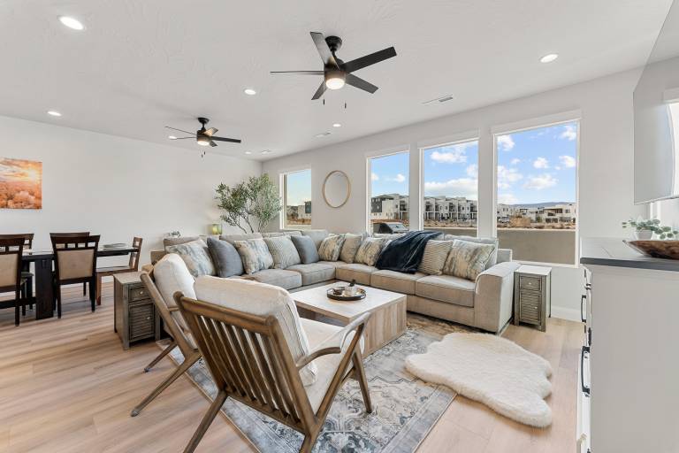 Fully equipped house with BBQ, pool & jacuzzi | Pets allowed in Washington, UT