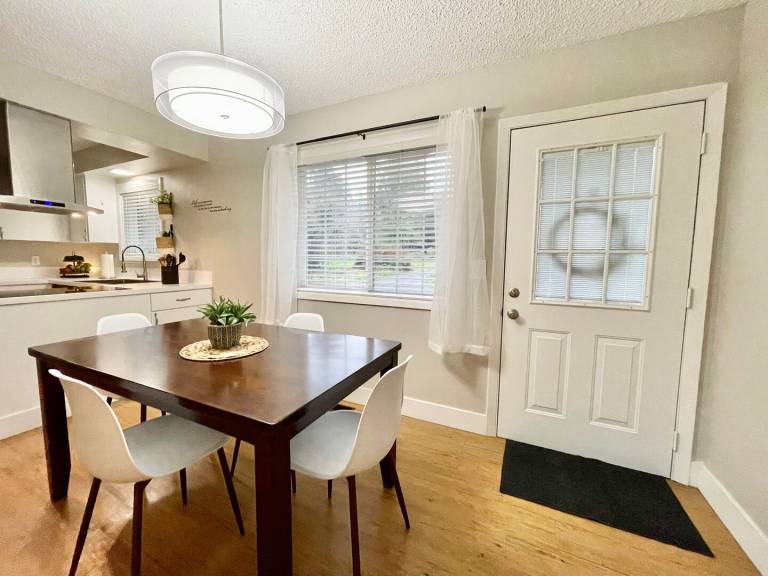 Rental apartment with yard — photo 4