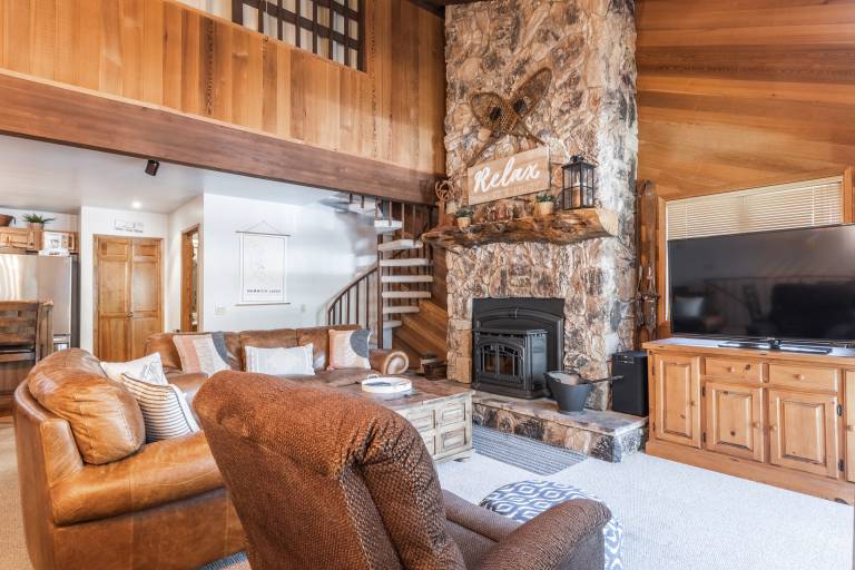 Vacation home with BBQ, yard & patio | Lake view — photo 5
